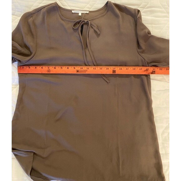 Violet & Claire Blouse Size Large Taupe Brown Bell Sleeves Flowy Classy Chic Top - Picture 8 of 10